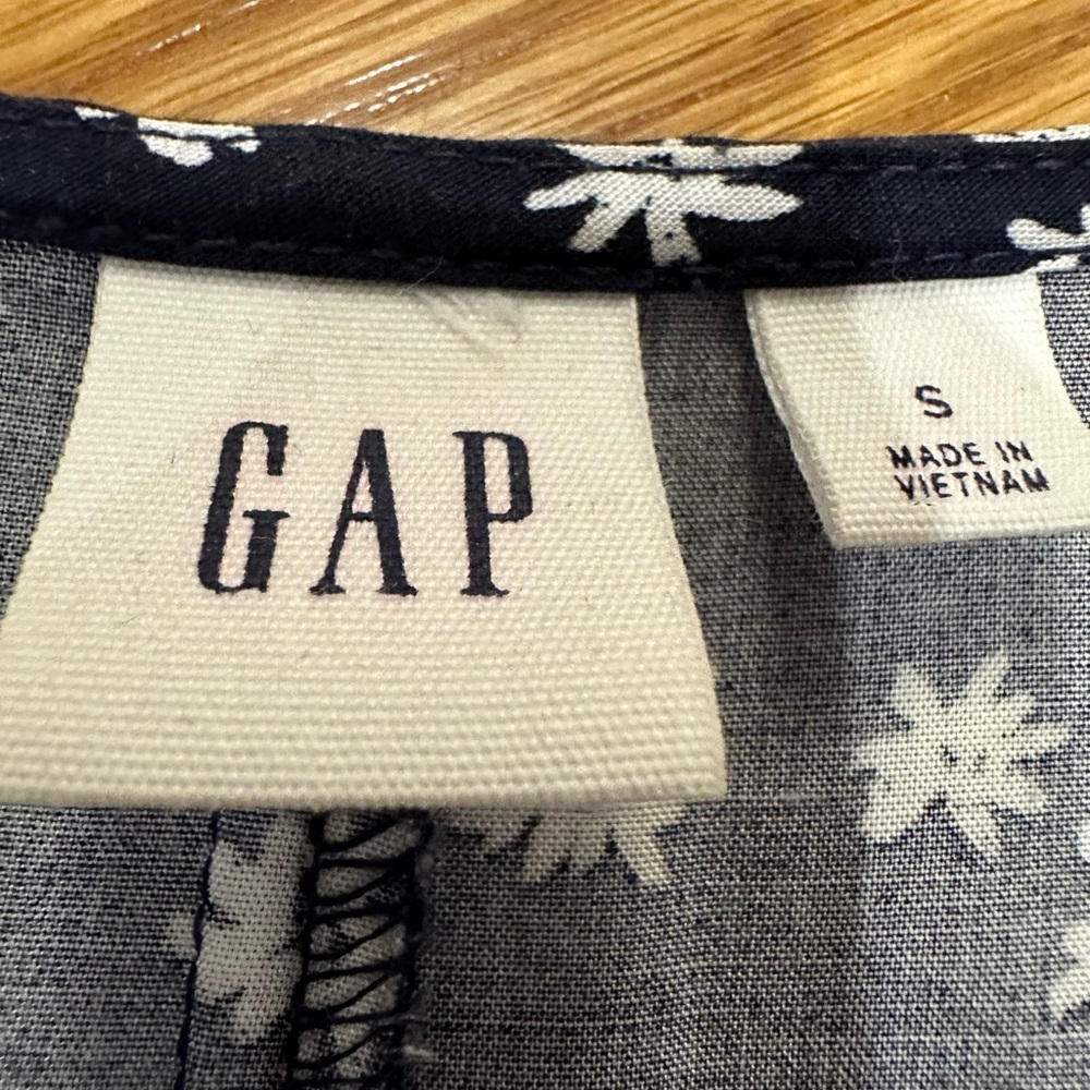 Gap. Small. - Picture 5 of 10
